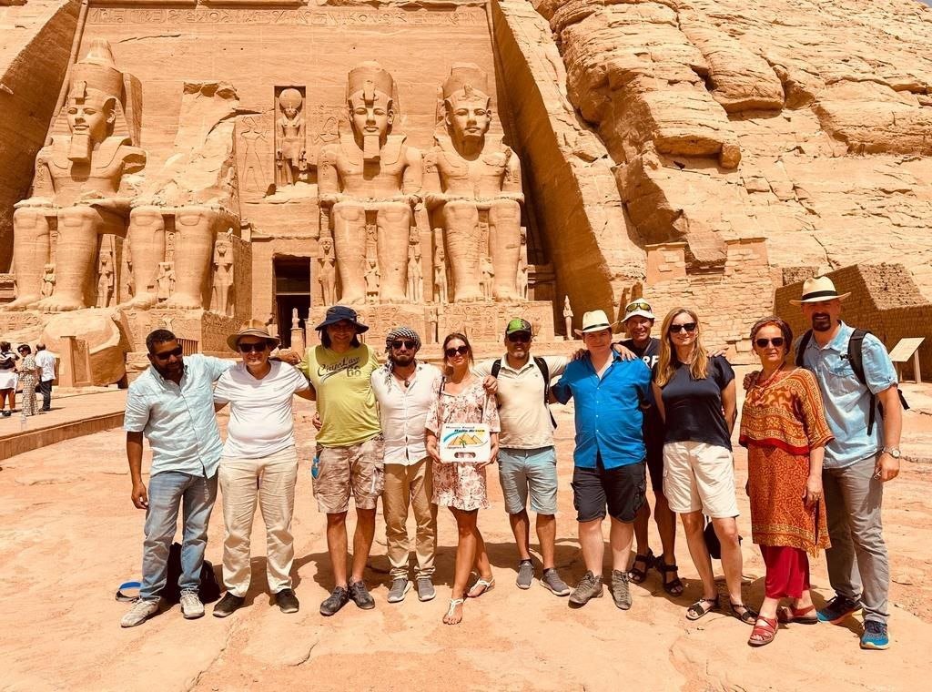 Glückliche Gäste von Hallo Reisen vor den kolossalen Statuen des Abu Simbel Tempels