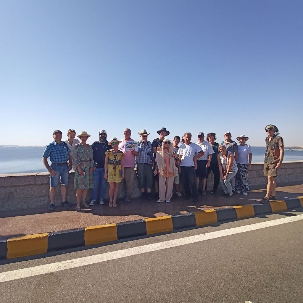 Hallo Reisen Gruppe am Aswan-Staudamm mit herrlichem Blick auf den Nassersee