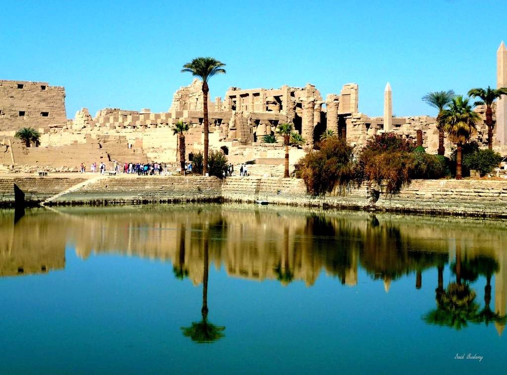 Der Heilige See im Karnak-Tempel mit malerischer Spiegelung der antiken Ruinen