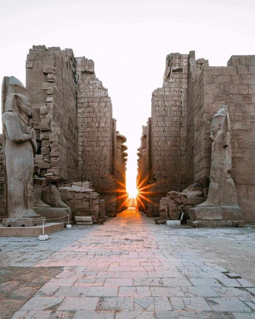 Sonnenuntergang zwischen den gigantischen Säulen des Karnak-Tempels