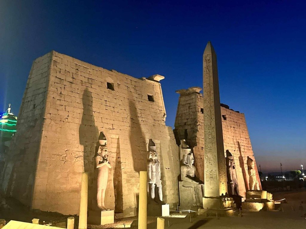 Der beleuchtete Luxor-Tempel unter dem Sternenhimmel