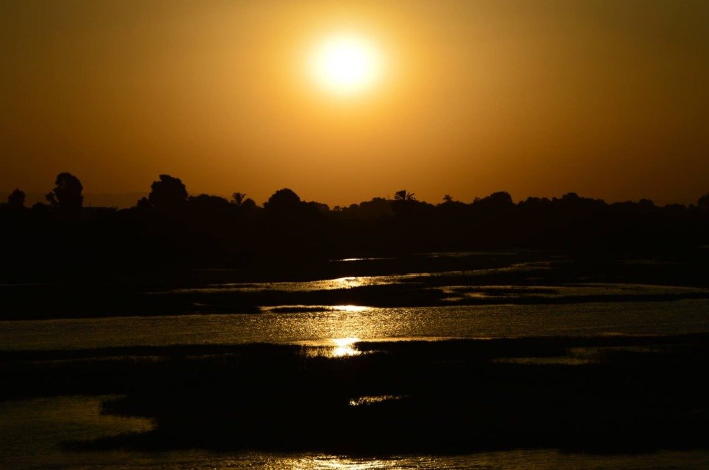Atemberaubender goldener Sonnenuntergang über dem ruhigen Nil