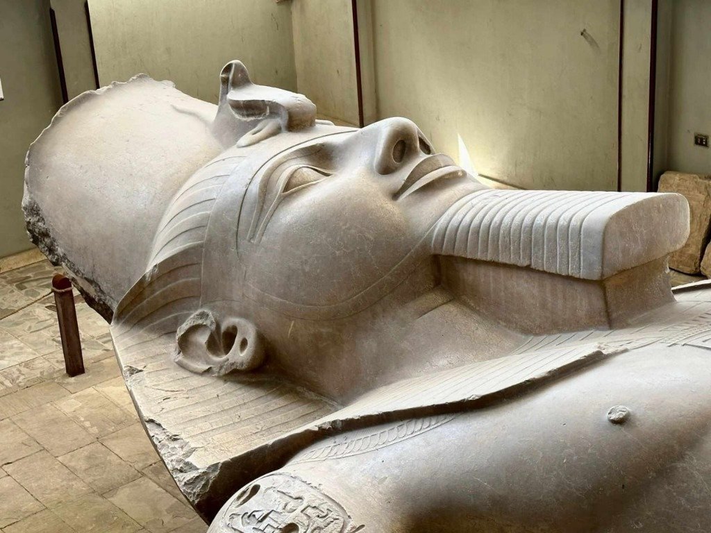 Die gigantische liegende Kalksteinstatue von Ramses II. in Mit Rahina