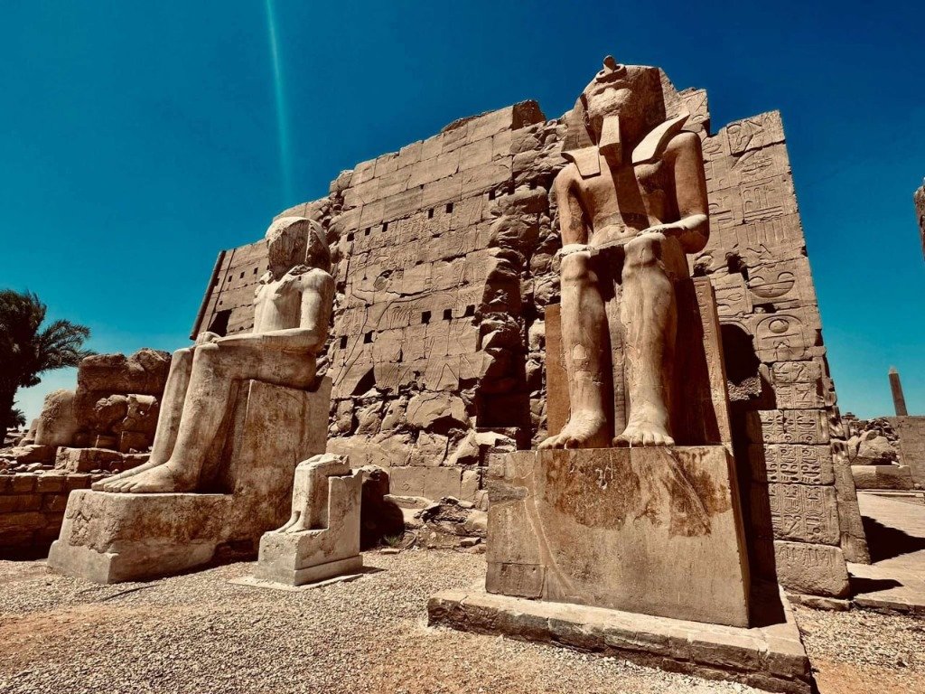 Kolossale Steinstatuen von Pharao Ramses II. im antiken Theben